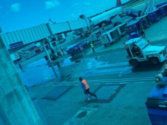 Denuncian rebose de aguas negras en la terminal 3 del aeropuerto de Cancún