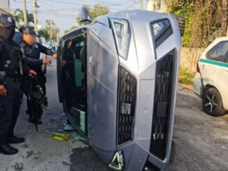 Joven provoca carambola en Cancún; su auto quedó semivolcado
