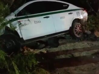 Taxista de Cancún pierde el control de su unidad y termina en la maleza